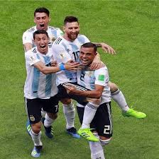 ثم يقوم باستعراض مسيرة (ميسي) مع نادي (برشلونة) ومعاناته المستمرة مع الإصابة، والإنجازات التي كما ويتعرض أيضاً لمسيرته مع منتخب بلاده (الأرجنتين) والجدل القائم. Ù…ÙŠØ³ÙŠ ÙŠØ¹ÙˆØ¯ ØªØ¹Ø±Ù Ø¹Ù„Ù‰ Ù‚Ø§Ø¦Ù…Ø© Ø§Ù„Ø£Ø±Ø¬Ù†ØªÙŠÙ† ÙÙŠ ÙƒÙˆØ¨Ø§ Ø£Ù…Ø±ÙŠÙƒØ§ ØµØ­ÙŠÙØ© Ø§Ù„Ù…ÙˆØ§Ø·Ù† Ø§Ù„Ø¥Ù„ÙƒØªØ±ÙˆÙ†ÙŠØ©