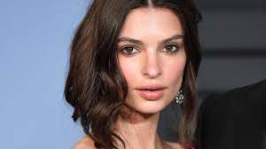 Emily ratajkowski ist ein bekanntes model. Emily Ratajkowski Zeigt Susses Kuschelfoto Mit Ihrem Sohn Sylvester Apollo