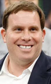 Shelburne] "Dumont n'a pas la même relation avec Doncic ni la même  inclination à s'affirmer dans les décisions de basket que Cuban. Il a  considéré cela comme une décision commerciale qui préserverait