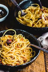 Authentic Spaghetti Carbonara Is Such A Heartwarming Comfort Food Dish Super Easy To Make With On Pancetta Recipes Spaghetti Carbonara Pasta Carbonara Recipe