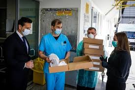 Stefanos tsitsipas tan erken veda enbursa haber. 16 Year Old Donates 300 Masks With The Greek Flag To Evangelismos Hospital Greek City Times