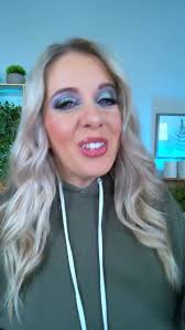 I truly can’t thank @ellisbrooklyn enough for sending me over their new  body mist!! Both smell amazing but I think the banana milkshake is still my  favorite!