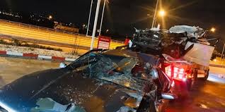 Kontrolden çıkan otomobil karşı şeritteki tıra çarptı: Konya Da Trafik Kazasi 1 Olu 3 Yarali