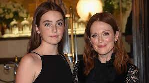 Julianne moore brings lookalike teenage daughter to knicks game: Julianne Moore Brings Lookalike Daughter Liv Freundlich To New York Fashion Week See The Cute Pics Entertainment Tonight