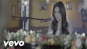 Sejumlah penyanyi atau band seperti beyonce, radiohead, david bowie, coldplay, twenty one pilots dan drake mampu menjadi headline sepanjang tahun lewat karya karya mereka yang populer. Isyana Sarasvati Tetap Dalam Jiwa Lagu Musik Karaoke