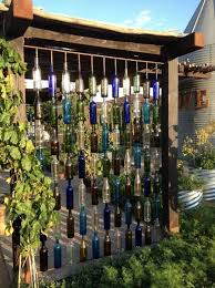 10 Schone Diy Garten Deko Ideen Mit Kleinem Budget Bosidolot Dekoration Garten Deko Ideen Garten Deko Leere Glasflaschen