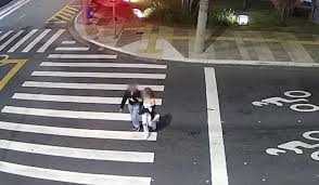 IMAGENS FORTES: Jovens de 18 anos morrem atropeladas em faixa de pedestres;  impacto deixou parte do carro totalmente destruída