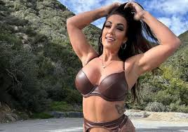 Una profesora se declara actriz porno cristiana: «Dios me lo dijo. Es mi  forma de servirle»