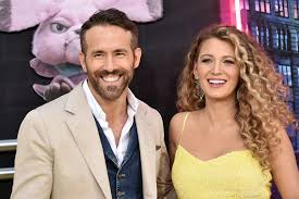 Ryan reynolds confirms his version of green lantern will not be suiting up again for zack snyder's sadly, according to ryan reynolds on twitter, he's not suiting up again for snyder's teased cameo. Ryan Reynolds Gratuliert Blake Lively Mit Bildercollage Zum Geburtstag