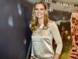 Sport inside ist eine tolle sportsendung, die sich zeit nimmt, hinter die kulissen des sportgeschäfts zu blicken und auch themen zu beleuchten, die im aktuellen tagesgeschehen manchmal keinen platz haben. Russland Bilanz Von Ard Moderatorin Julia Scharf Man Wird Fur Fans Oft Automatisch Zur Zielscheibe Svz De