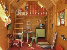 La Cabane De Jardin Pour Enfant Est Une Idee Superbe Pour Votre Jardin Jardin Pour Enfants Theatre Exterieur Et Cabane Jardin