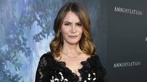 Following in her mother's footsteps, jamie lee curtis initially became known as a. Is Jennifer Jason Leigh Related To Jamie Lee Curtis The Halloween Actress Networth Height Salary