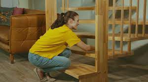 Voici comment bien nettoyer un escalier intérieur en pierre. Comment Nettoyer Un Escalier En Bois Vernis Et L Entretenir Youtube