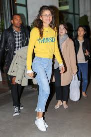 I Would Like A Nice Pair Of Jeans Like This Mom Jeans Zendaya Outfits Zendaya Style Zendaya Street Style