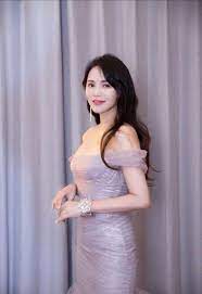 Sources for names and ethnicity can be found in their respective article pages. 52æ­²ä¼Šèƒ½éœæ›¬å¥³å…'åˆç…§ ç©¿æ¯å¥³è£å¤ªæœ‰æ„› ç±³ç²'å­¸åª½åª½å‡¹é€ åž‹ æ¯æ—¥è¦èž