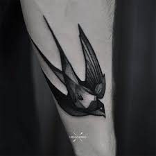 3 Black Bird Tattoo Meaning 100 Lovely Swallow Tattoos Mit Bildern Schwalbe Tatowierung Armeltatowierungen Federtattoos