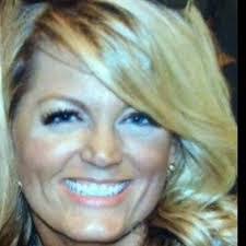 Shelly Toth's Instagram, Twitter & Facebook