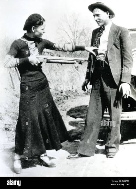 BONNIE AND CLYDE US robbers and outlaws Bonnie Parker and Clyde Barrow in  1933 with their Ford V8 the year before they died Stock Photo - Alamy
