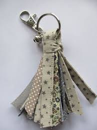 Que Faire Avec Un Ruban Pimpomperles Blog Porte Cle Bricolages En Tissu Des Bandes De Tissu