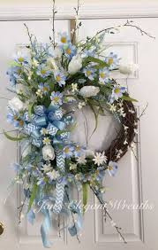 Feeling Blue This Beautiful And Airy Daisy And Tulip Wreath Will Cheer You In No Time Sky Blue Daisies And Whi Spring Wreath Spring Door Wreaths Tulip Wreath