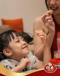 Ming Ang Confectionery 明安特產專賣店|  传递心意，饼香传情。明安饼家，用心烘培，用爱传递。母女俩共享明安年饼，可爱小女孩亲手喂妈咪，欢声笑语中尽情享受。在这美好时刻，感受浓浓年味。  立即行动，品味这份温馨！ Link 🔗 in bio Capturing sentiments in every ...