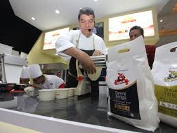 Sebagaimana diketahui chef vindex tengker merupakan mantan juri masterchef indonesia season 1 yang saksikan saya di masterchef indonesia, terang chef vindex tengker dalam video yang. Vindex Tengker Baking Demo