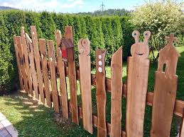 Holzzaun Mit Lustigen Motiven Diy Diy Holzzaun Lustigen Mit Motiven In 2020 Holzzaun Gartenhaus Bauen Garten Zaun Ideen