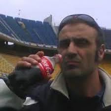 20,55 del 3/8/1983 una bengala náutica lanzada desde la 2da norte impactó  en la carótida de Roberto Basile quien fue a la cancha después de salir de  trabajar del bco, estaba con