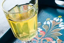 Pritocirea se repeat de cateva ori pana cand cidrul se limpezeste. Cidru De Mere Toane Raw