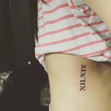 Los tatuajes de números romanos son muy comunes dentro del mundillo del tatuaje. Tatto Tatto Numeros Romanos Costillas