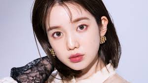 この秋 注目が集まる赤みシャドウに人気アナウンサー 弘中綾香さんがチャレンジ まぶたにじんわり赤みを宿すことでグッと色っぽさが増す うさぎちゃんeyeの全貌をお届け 弘中綾香 秋メイク メイクタイプ