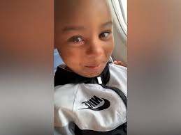 4-year-old hilariously calls out passenger's poor plane etiquette