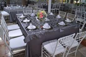 Salón de fiestas a doble altura con puertas de hierro con cristal y piso de mármol negro y blanco con cenefa. La Altanera Opiniones Fotos Y Telefono