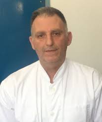 ENTREVISTA Ilir Demiri, metge de la Clínica de Malalties Infeccioses: No hi  ha por entre els metges, només dedicació i entusiasme