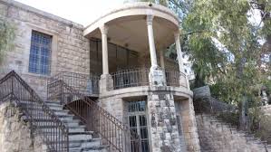 قد يكون للمنزل مدخل واحدا أو عدة مداخل. Atturath Lovers Ø¹Ø´Ø§Ù‚ Ø§Ù„ØªØ±Ø§Ø« Ø§Ù„ÙˆØ§Ø¬Ù‡Ø© Ø§Ù„Ø´Ø±Ù‚ÙŠØ© ÙˆÙŠØ¨Ø¯ÙˆØ§ Ø§Ù†Ù‡Ø§ Ø§Ù„Ù…Ø¯Ø®Ù„ Ø§Ù„Ø±Ø¦ÙŠØ³ÙŠ Ø§Ù„Ø§ØµÙ„ÙŠ Ù„Ø¨ÙŠØª Ù†Ù…Ø± Ø¨Ø§Ø´Ø§ Ø§Ù„Ø­Ù…ÙˆØ¯ ÙˆØ§Ù„Ù…Ø·Ù„ Ø¹Ù„Ù‰ Ø§Ù„Ø¨Ù„Ø¯ Ù…Ù† Ø¬Ù‡Ø© Ø´Ø§Ø±Ø¹ Ø§Ù„Ø³Ù„Ø· ÙˆØ¹Ù„Ù‰ Ø¬Ø¨Ù„ Ø§Ù„Ù‚Ù„Ø¹Ø© ÙÙŠ Ø§Ù„Ø§ÙÙ‚ ÙÙŠØ³Ø¨ÙˆÙƒ