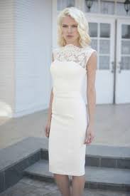 Kurze brautkleider , brautkleider kurz sind perfekt für hochzeit am see. Hoher Ausschnitt Etui Armellos Perlenbesetztes Knielanges Brautkleid Gillne De