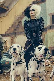 Todos Los Looks De Cruella Lo Dicen La Era Dorada Del Punk Esta De Regreso En 2021 Villanos Femeninos Peliculas De Moda Cruella Deville