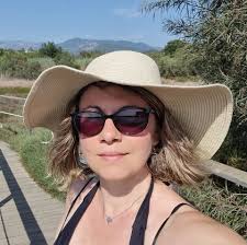 Aujourd'hui Distributeur de la Poste à Santa Lucia, seul distributeur pour  un bassin de 15 000 habitants et 50 000 touristes: en panne comme souvent !