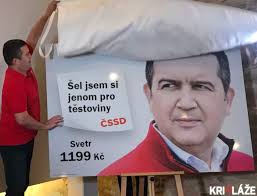 Jeho oděv se stal symbolem, a jak velí pr instinkt. Hamacek Cerveny Svetr Kriplaze