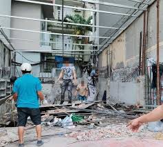 Sĩ quan tại ngũ lập thành tích đặc biệt xuất sắc thì được xét thăng quân hàm vượt bậc, nhưng không vượt quá cấp bậc quân hàm cao nhất đối với việc thăng, giáng, tước quân hàm cấp tướng của sĩ quan quân đội nhân dân biệt phái theo đề nghị của cơ quan, tổ chức, đơn vị nơi được cử đến. Howesiu 3bh3ym