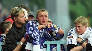Deutschlehrer mit langjähriger erfahrung haben diese texte geschrieben, deshalb sind sie perfekt auf die sprachniveaus a1 und a2 abgestimmt. Bundesliga Historie Wut Trauer Gluck Das Waren Die Spannendsten Entscheidungen Im Fussball Augsburger Allgemeine