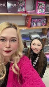 Shari Hook's Instagram, Twitter & Facebook