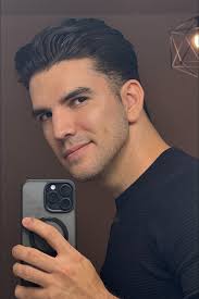 Zurdo con iPhone 😡 Hola derechairo, aprovecho esta foto mamalona para  recordarte que usar iPhone no es "ser capitalista". El capitalismo no  define qué productos se crean, sino quién se queda la