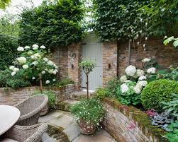 20 Courtyard Garden Walled For Neat Plant Arrangement Design Courtyard Gardens Design Small Gardens Small Garden