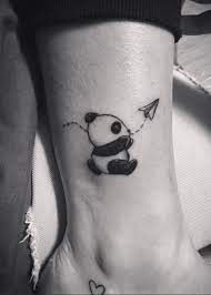 In fact, this is the only tattoo i've ever seen that i've liked (excepting my dad's faded anchor tattoo. Kleiner Panda Spielt Mit Einem Papierflugzeug Mini Tattoo Fur Das Fussgelenk Panda Tattoos Tattoo Bedeutungen Mini Tattoos