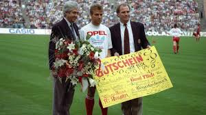 Flick war vor seiner funktionärstätigkeit als assistent von bundestrainer joachim löw tätig. A Rather Special Voucher For Hansi Flick Official Fc Bayern News Bayernforum Com