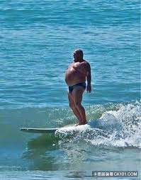 1805 漂撇大肚男快樂沖浪板莫管別人看享受好時光 funny swimwear speedo