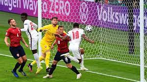 Raheem sterling (anglia) dopuszcza się przewinienia i zostaje ukarany żółtą kartką. Zwbbbusqjtzndm