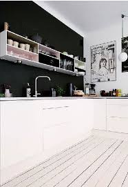 Credence Peinte En Noir Et Casiers Rangement Dans Cuisine Blanche Credence Cuisine Blanche Cuisine Blanche Credence Cuisine