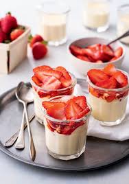 White Chocolate Cheesecake Mousse With Raspberry Compote In 2020 Mousse Recipes Mascarpone Recipes Mousse Dessert